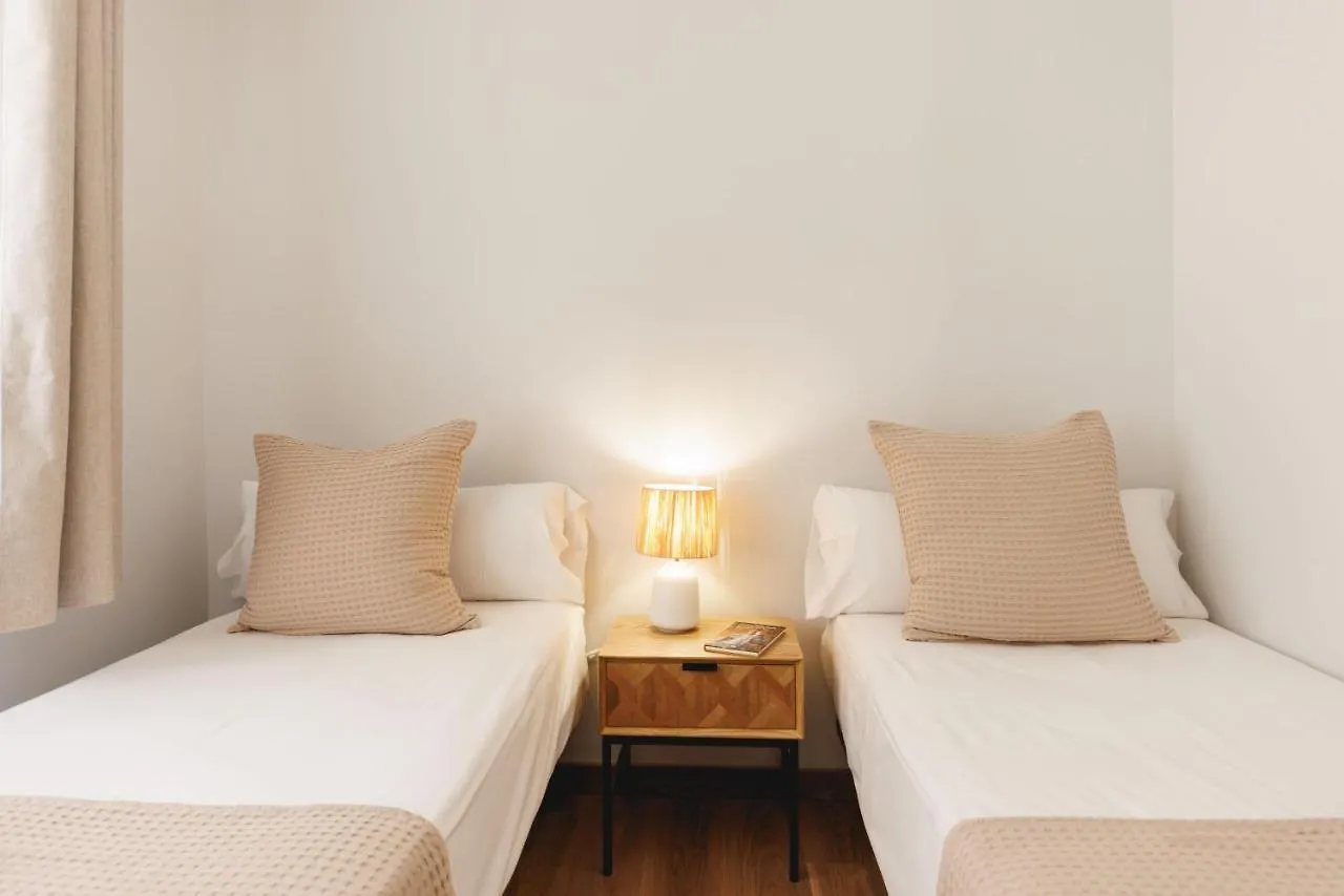 Bravissimo Figuerola, Spacious 3-Bedroom Apartment Girona 0*,  Španělsko